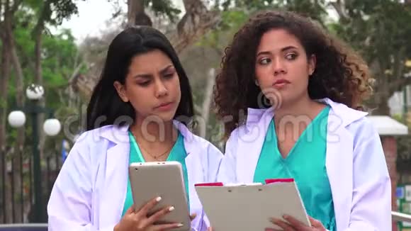 年轻女护士或医生视频的预览图