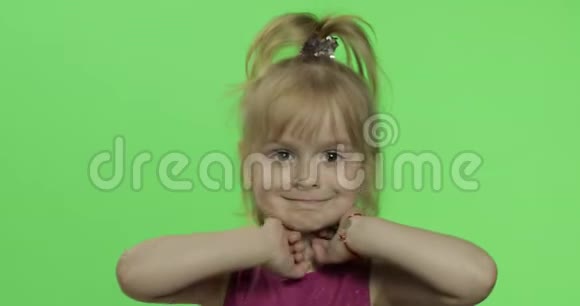 穿紫色衣服的儿童肖像快乐的四岁女孩笑色度键视频的预览图