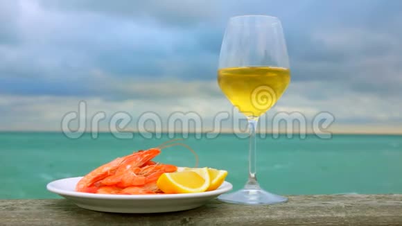 含虾柠檬和葡萄酒的盘子的静物视频的预览图