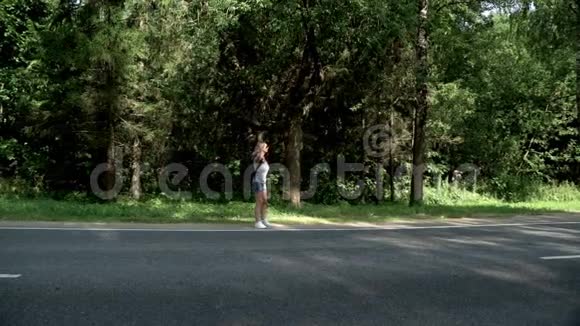 徒步旅行的女人背着背包走在路上视频的预览图