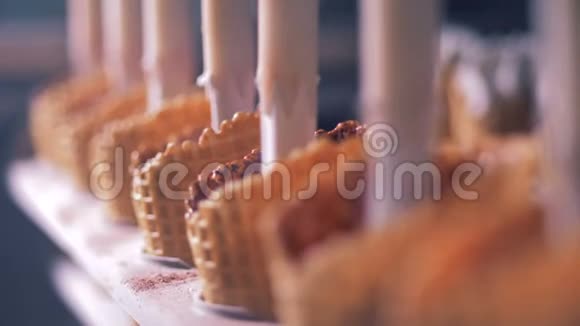 华夫饼锥在一个特写镜头里装满了白色奶油视频的预览图