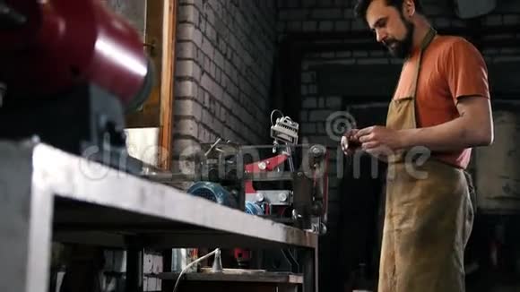 铁匠检查工件的锐化程度视频的预览图