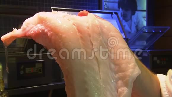 在超市里拿着鱼肉视频的预览图
