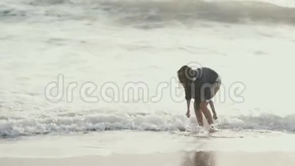 女孩在水中尿手在海边奔跑视频的预览图