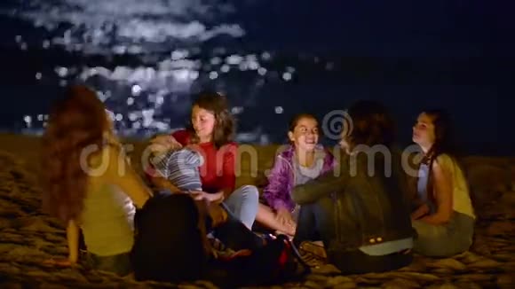 海滩上的夜生活视频的预览图