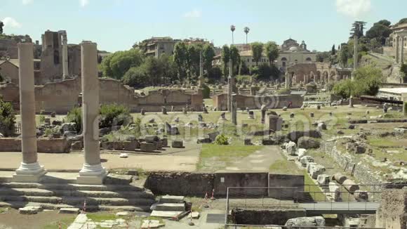 罗马市中心考古学家发现的古代石头建筑的遗迹视频的预览图