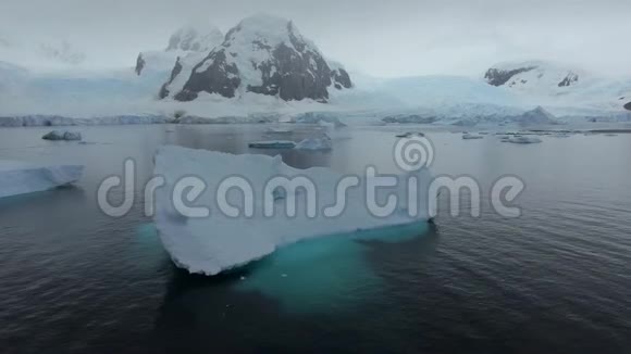 冰川漂浮在岩石海岸附近安德列夫视频的预览图