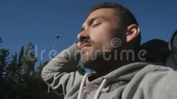 一个人坐在敞篷车里拍自拍视频视频的预览图