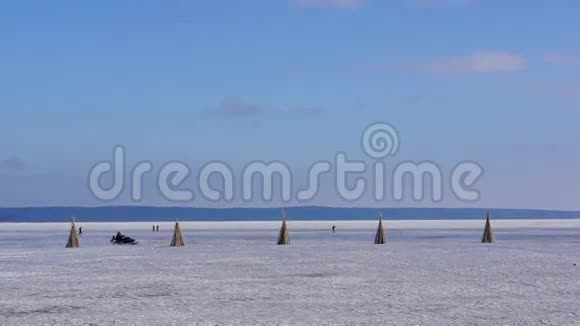 冬天人们在结冰的湖面上视频的预览图