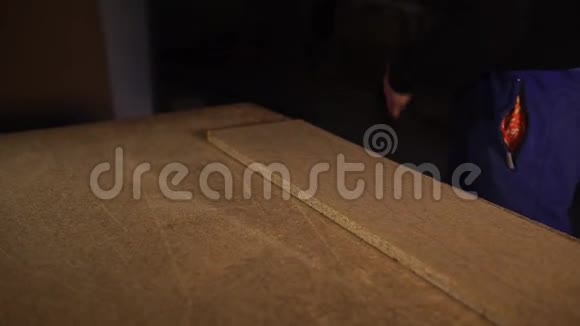 师傅在生产过程中用手工拼图切割木材视频的预览图
