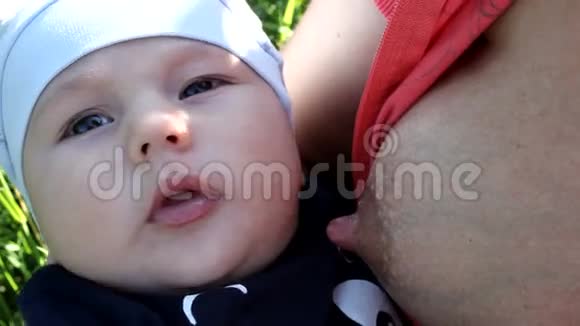 母乳喂养婴儿视频的预览图