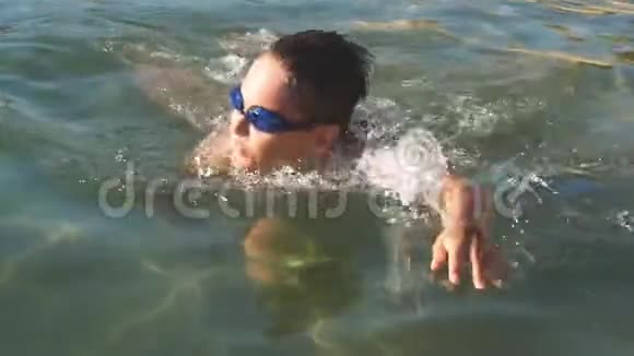 男孩在海里练习游泳慢动作视频的预览图