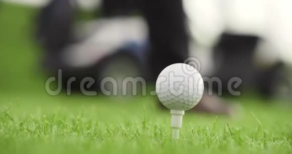 高尔夫球员打高尔夫球视频的预览图