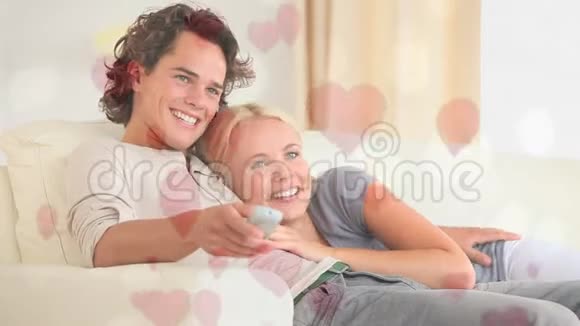 一对夫妇坐在客厅的沙发上心连心视频的预览图