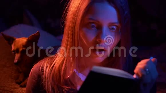 少女在晚上读吓人的书视频的预览图