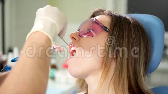 牙柜内激光牙齿检查女性病人视频的预览图