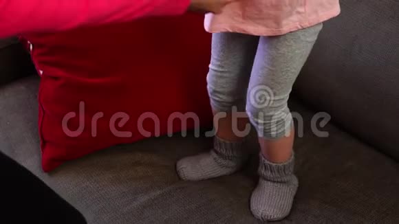 婴儿双脚穿袜子在沙发上跳跃视频的预览图