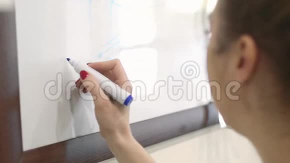 女性手在玻璃板上画一个蓝色的标记专业化妆师教授化妆技巧视频的预览图
