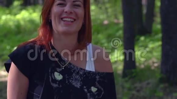 慢动作红头发女子特写一个红发年轻微笑的女人的肖像视频的预览图
