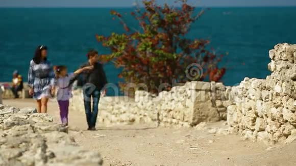 家庭漫步在海岸上视频的预览图