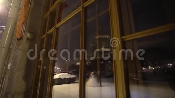 新郎新娘在冬夜城散步视频的预览图