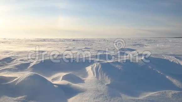 一个人走过雪地里的暴风雪视频的预览图