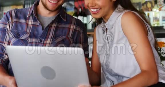 两个在酒吧用笔记本电脑视频的预览图