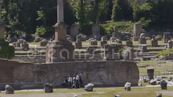 游客在受欢迎的历史名胜古迹考古遗址视频的预览图
