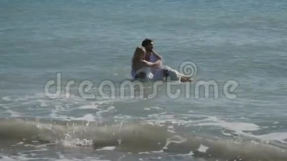新郎挽着新娘在海里转视频的预览图