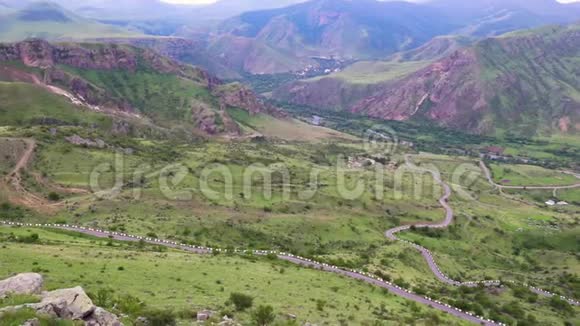 从山的高度看高地山谷的时间推移瓦尔齐亚修道院建筑群格鲁吉亚视频的预览图