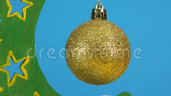 新年的黄色玩具在一棵人造圣诞树上旋转视频的预览图
