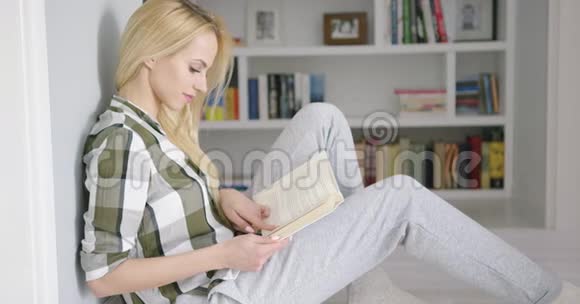 可爱的女性在家读书视频的预览图