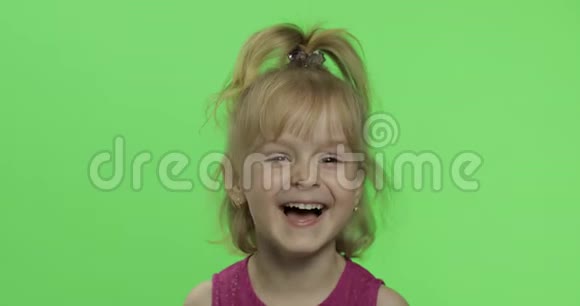 穿紫色衣服的儿童肖像快乐的四岁女孩笑铬键视频的预览图