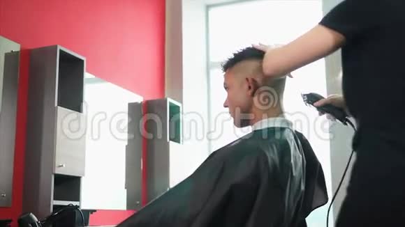 做时髦的发型男顾客和女理发师视频的预览图
