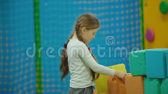 女孩玩软立方体视频的预览图