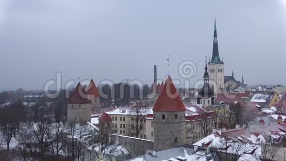 三月的大雪覆盖了老塔林爱沙尼亚视频的预览图