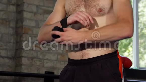 在战斗前被一名男性MMA战斗机绑住指节视频的预览图