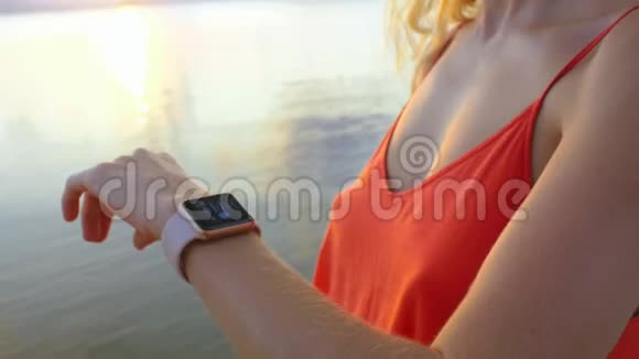 使用智能手表和触摸触摸屏的女性特写视频的预览图