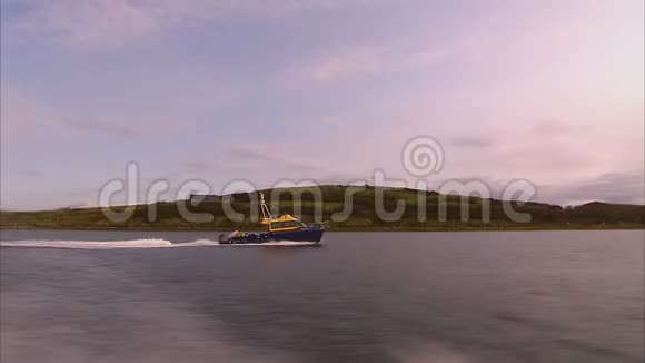 黄船在一个岛附近航行视频的预览图