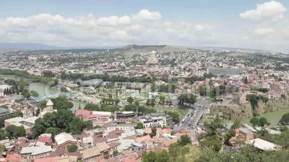 城市景观从高度看第比利斯城市格鲁吉亚视频的预览图