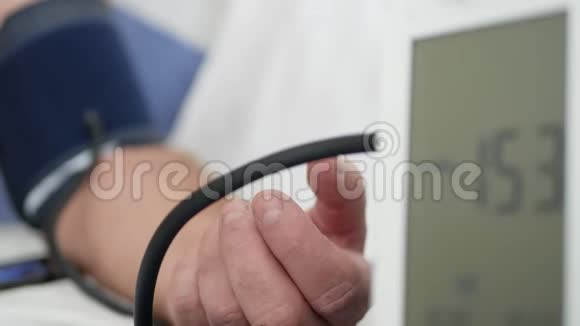 在医院检查血压的病人视频的预览图