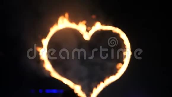 背景模糊一个扇子的表演在烟花的背景下金属的心脏燃烧视频的预览图