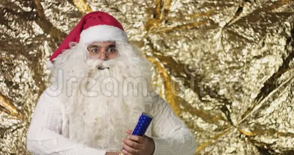 圣诞老人带铃铛和圣诞装饰品视频的预览图