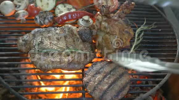 搭配蔬菜的烤肉在前面的汉堡切块骨头上的牛排排骨在背景中视频的预览图