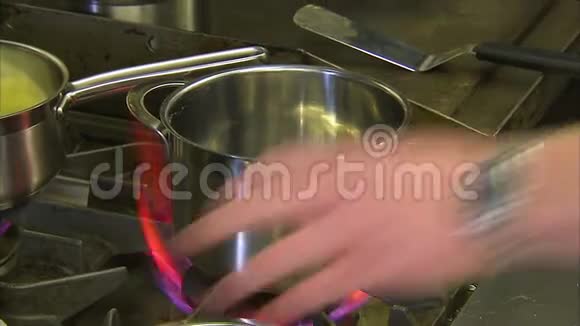 火炉上的不锈钢砂锅视频的预览图