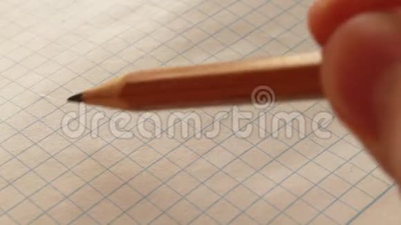 比特币用铅笔刻在笔记本上孵化出现在细胞的线条上视频的预览图