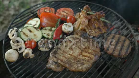 蔬菜和肉烤西葫芦西红柿大蒜蘑菇辣椒在一个圆烤架猪肉肉小牛肉视频的预览图