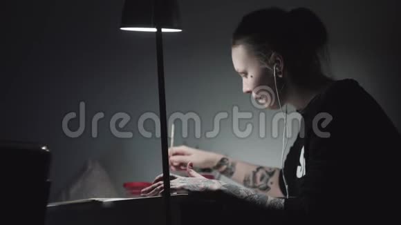 年轻的纹身艺术家朋克女孩在台灯上画画视频的预览图