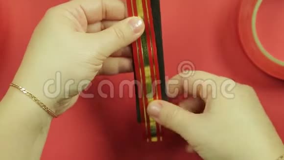 女性手包一个红色丝带模板用于制作礼物蝴蝶结红色背景视频的预览图