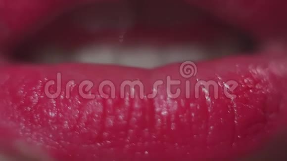 女人的嘴唇贴着红色口红视频的预览图